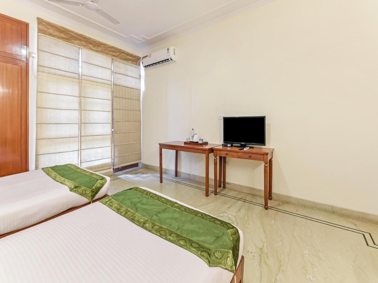 Treebo Trip The Nest Corporate Hotel Грейтър Нойда Екстериор снимка